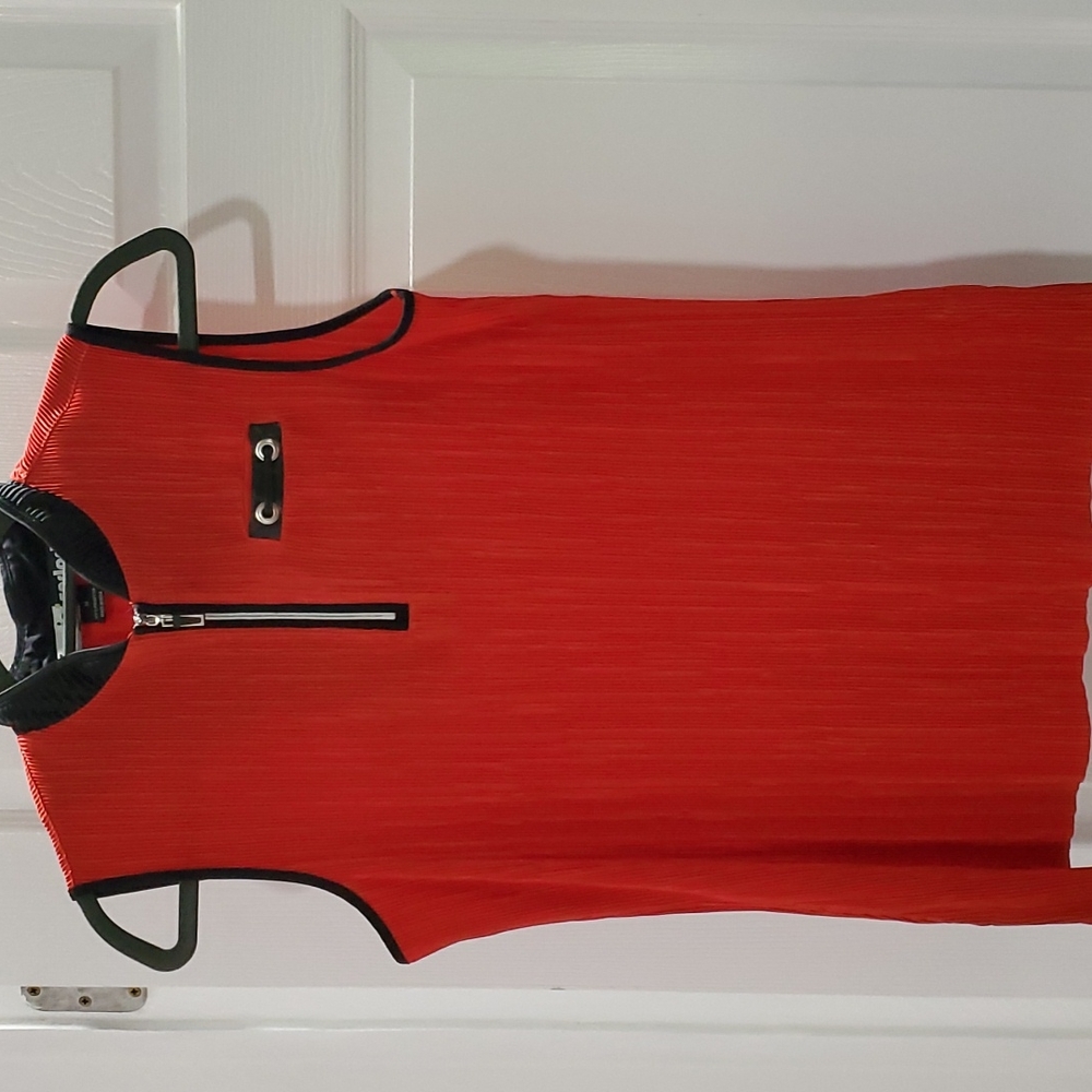 EUC JAMIE SADOCK RED/BLACK SLEEVELESS, PLEATED SPORTS TOP SZ MEDIUM